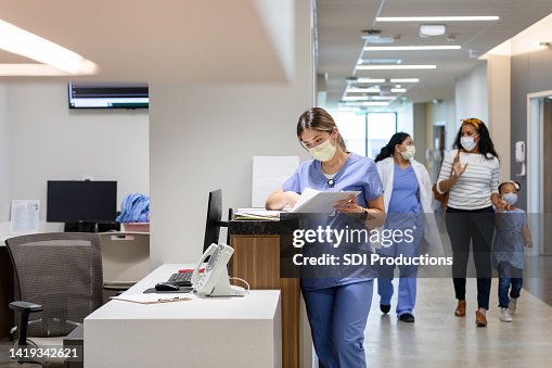 The doctor walks the patient to their room as they await surgery. نرم افزار درمانگاه چیست و چه ویژگی هایی باید داشته باشد - نرم افزار درمانگاه سلامت نگار